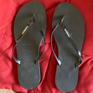 Havaianas slim flip flops.  Black paten